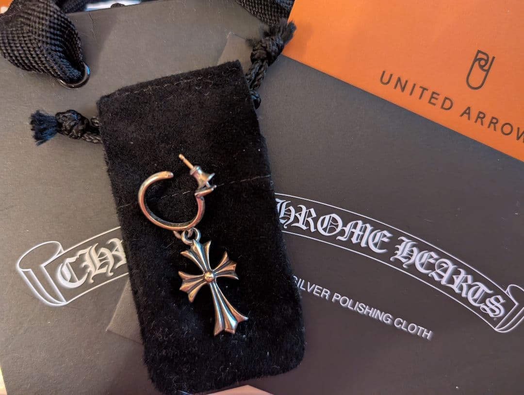 クロムハーツ タイニーCHクロスフープピアス