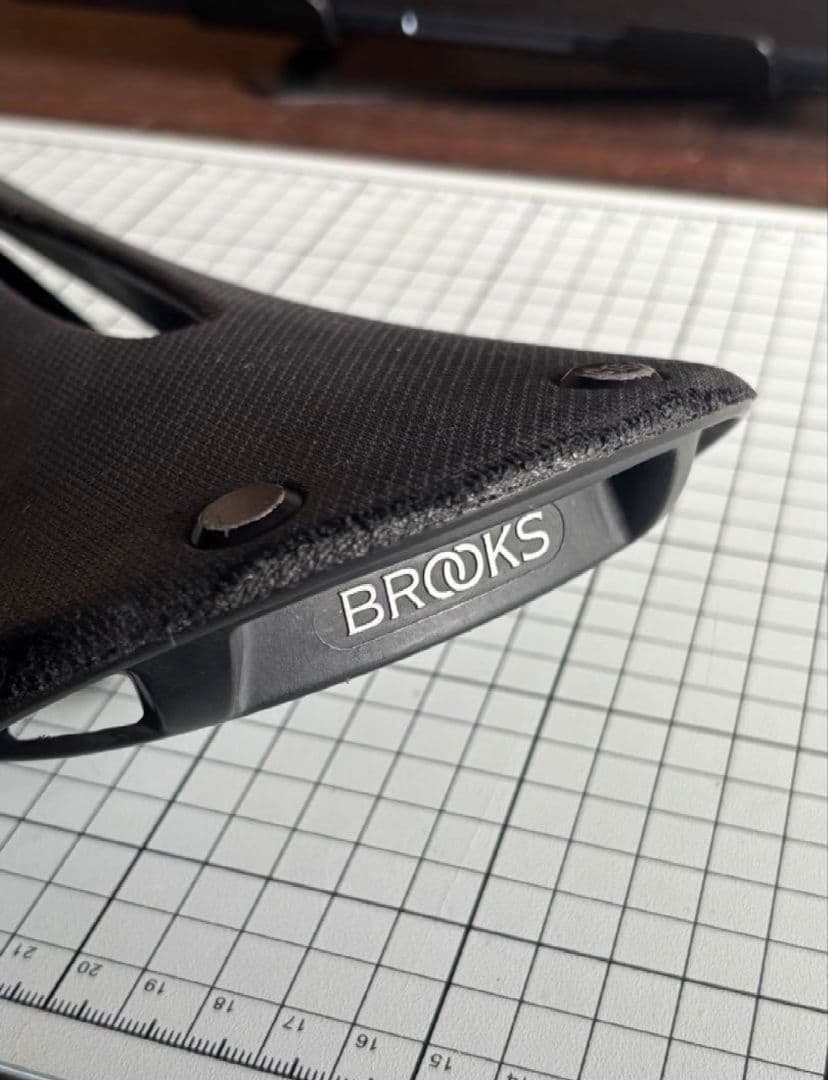 ブルックス カンビウム C15 穴あき