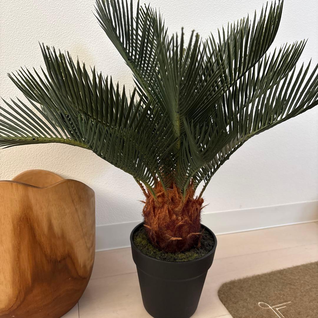 フェイクグリーンと木の鉢