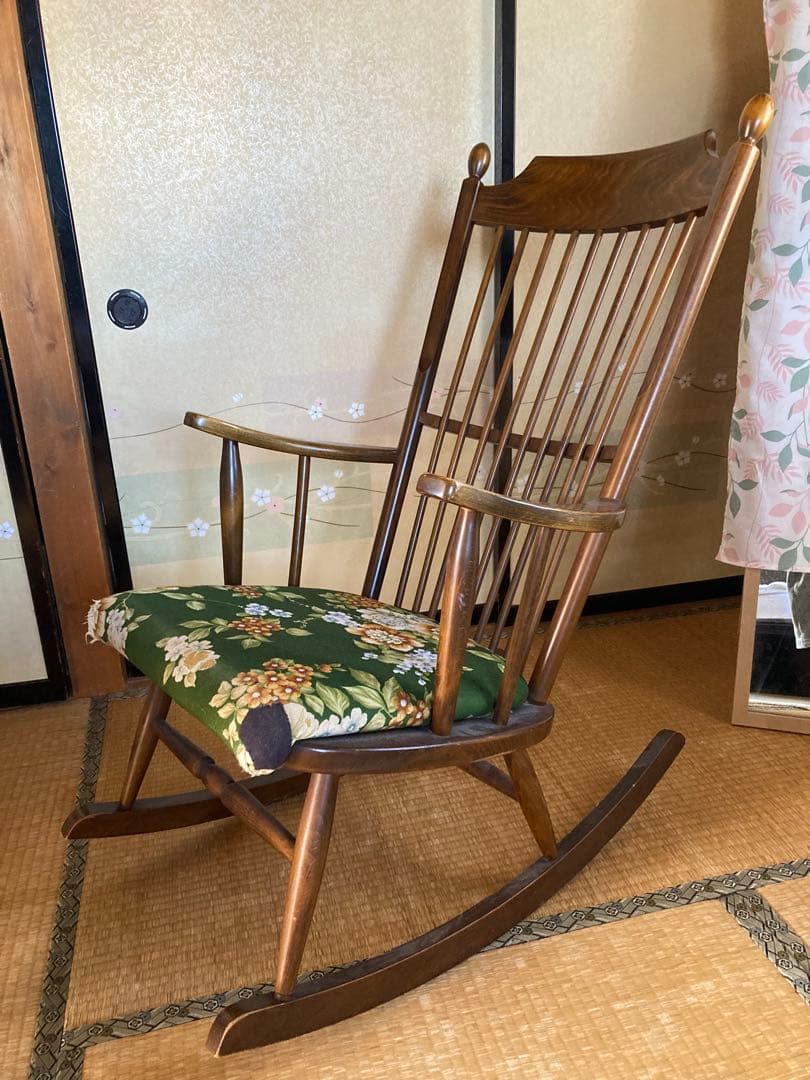 木製ロッキングチェア 花柄クッション付き