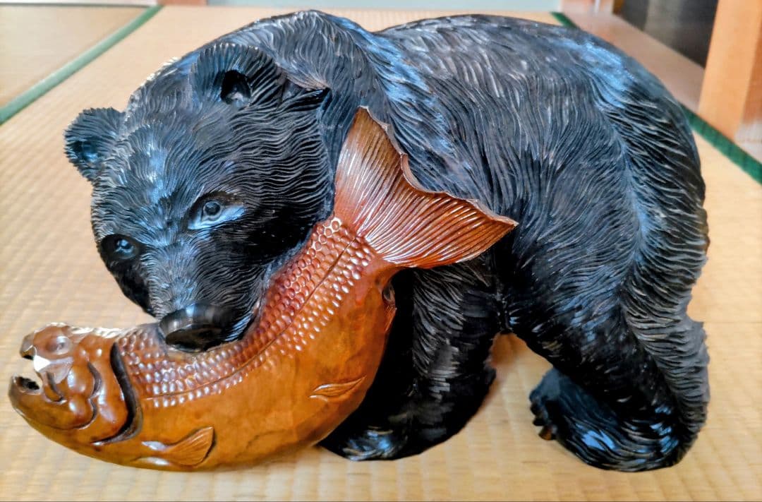 木彫りクマと鮭の置物 約38cm