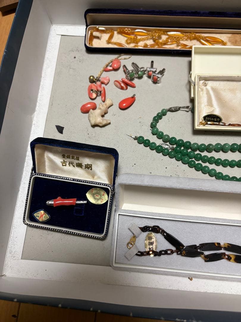珊瑚、翡翠、真珠など古いアクセサリーまとめ売り