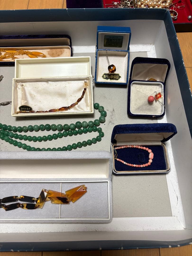 珊瑚、翡翠、真珠など古いアクセサリーまとめ売り