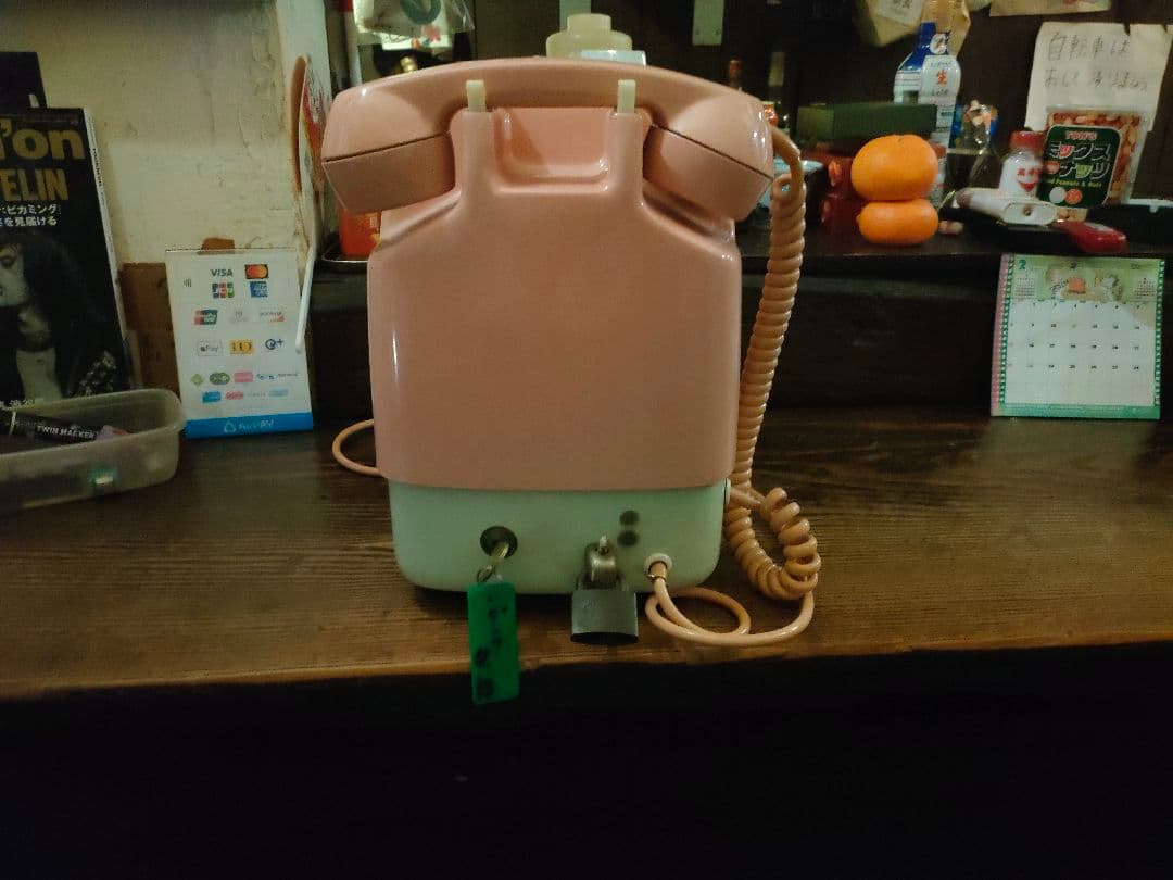 ピンクの電話