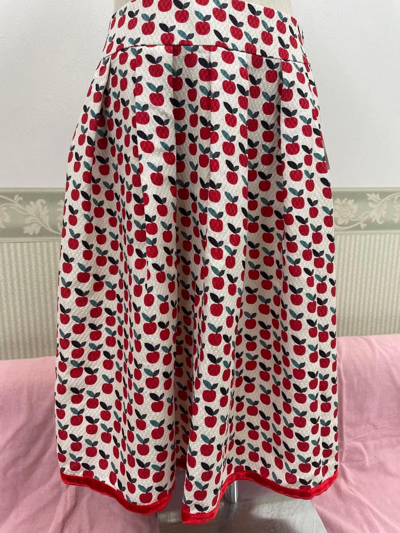 ❣️初秋限定セール❣️新品未使用❣️エムズグレイシースカート40 可愛いりんご柄❣️
