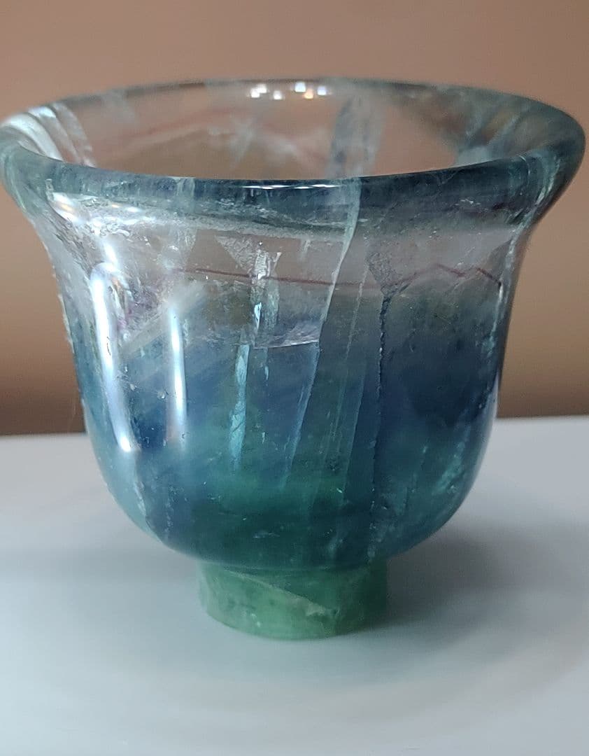 ブルーフローライトを彫刻した器です。