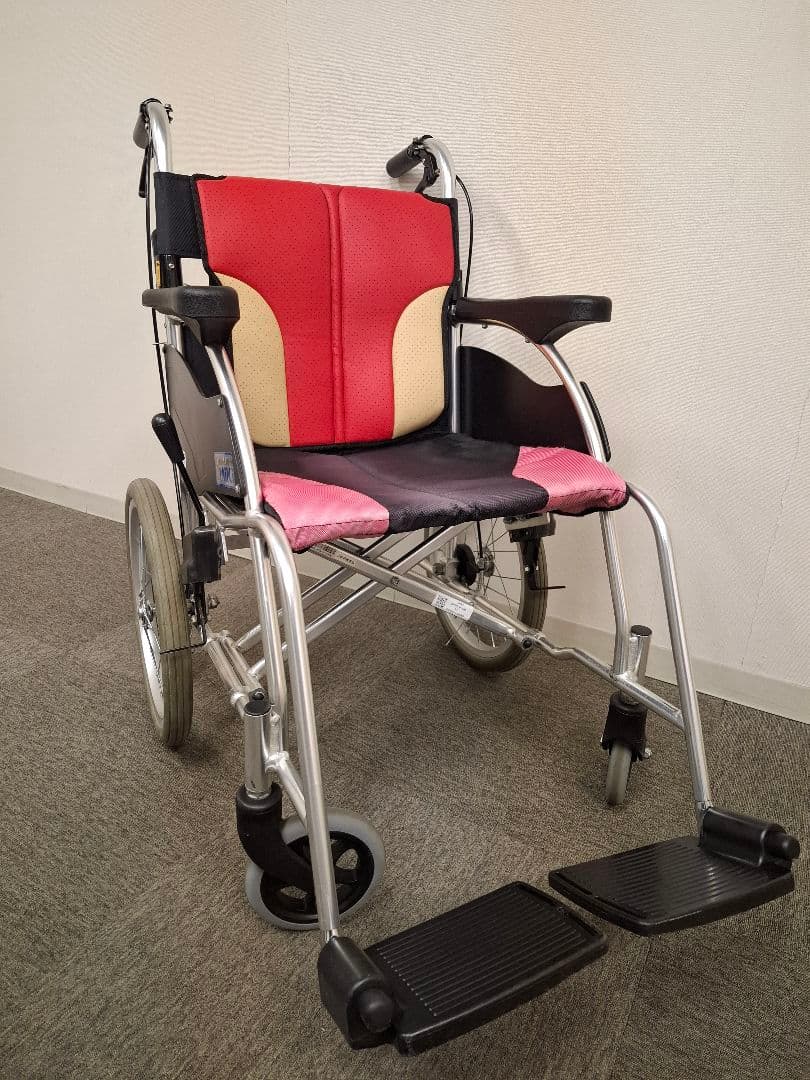 自走用車椅子 赤と黒
