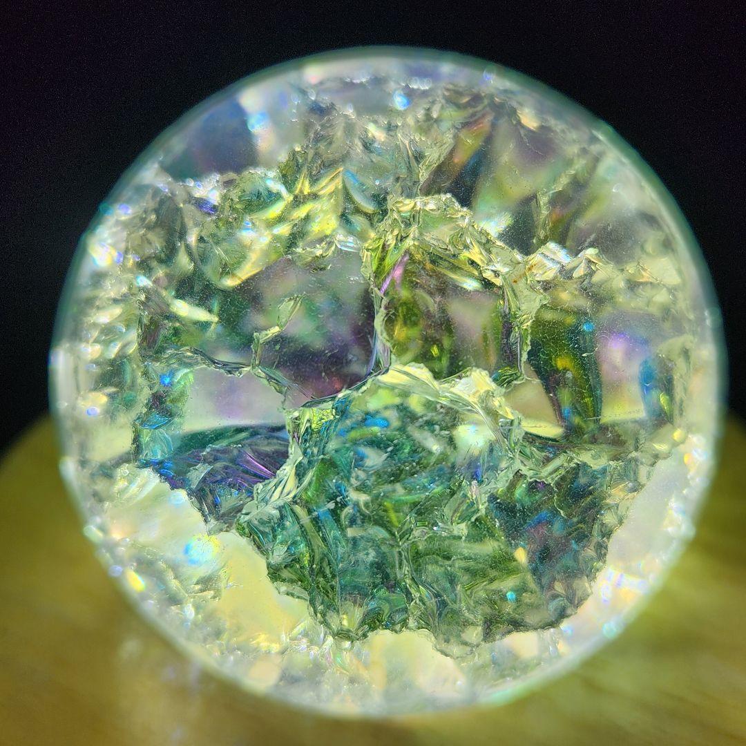 癒し【新品】エンジェルオーラクラック水晶スフィア約50ミリ★ 自動回転台座付き！