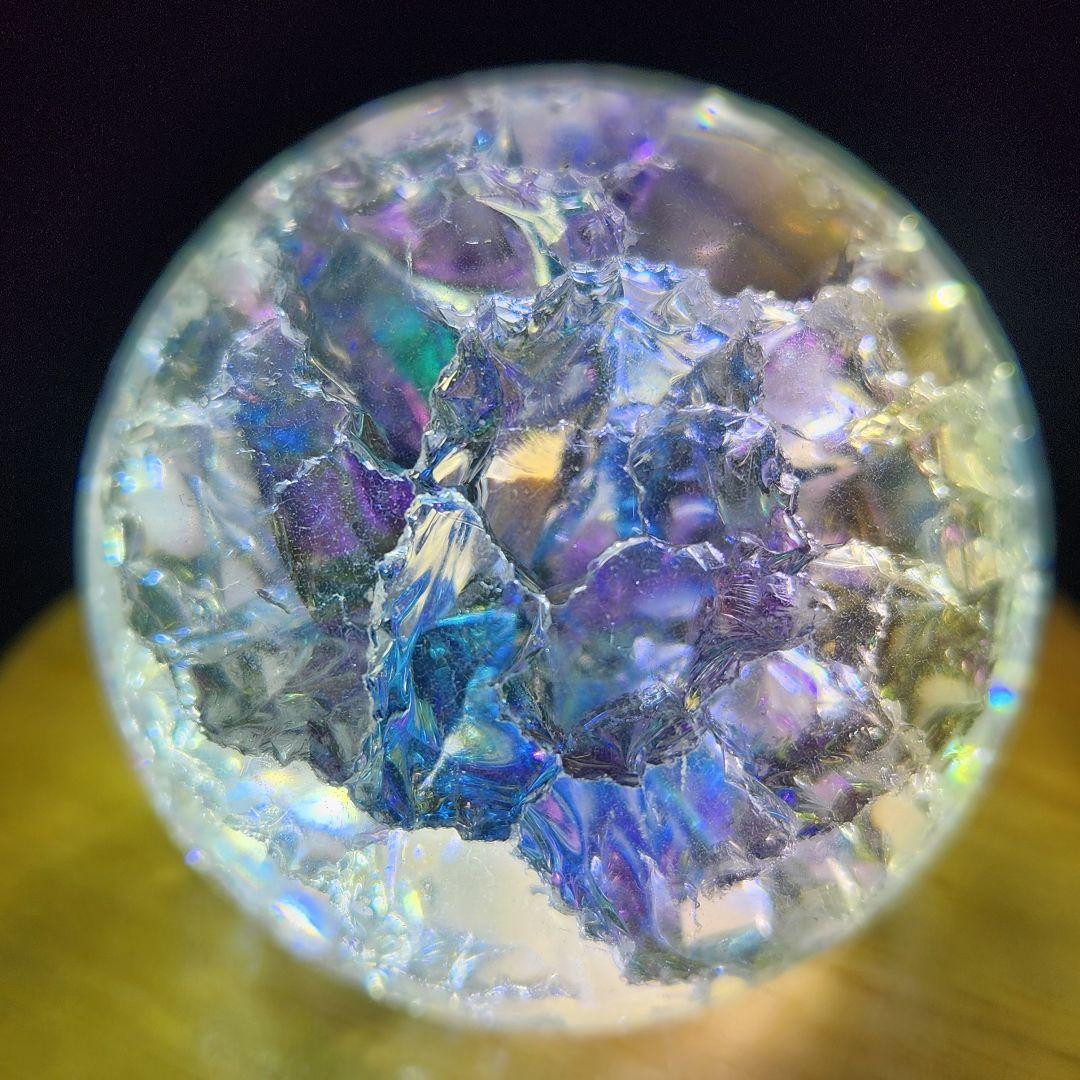 癒し【新品】エンジェルオーラクラック水晶スフィア約50ミリ★ 自動回転台座付き！