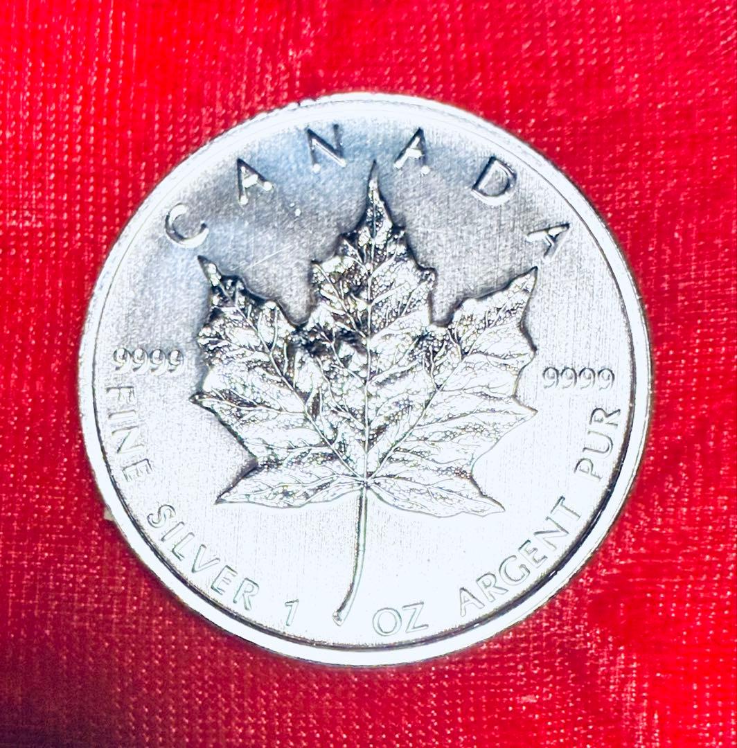 【新品未使用 】メイプル銀貨2枚 1オンス ケース入り水晶銀龍玉オマケ！