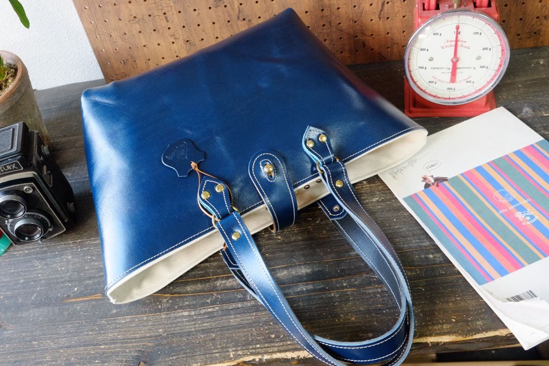 イタリア産グロスネイビーブルー牛革レザートートバッグ　Lサイズ　ハンドメイド紺青