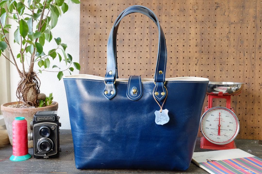 イタリア産グロスネイビーブルー牛革レザートートバッグ　Lサイズ　ハンドメイド紺青