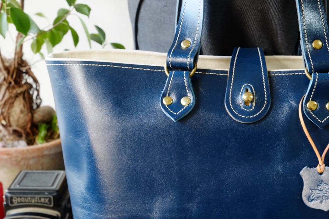 イタリア産グロスネイビーブルー牛革レザートートバッグ　Lサイズ　ハンドメイド紺青
