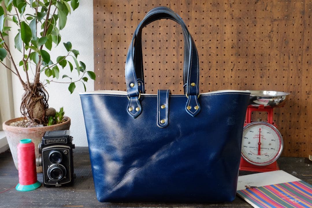 イタリア産グロスネイビーブルー牛革レザートートバッグ　Lサイズ　ハンドメイド紺青
