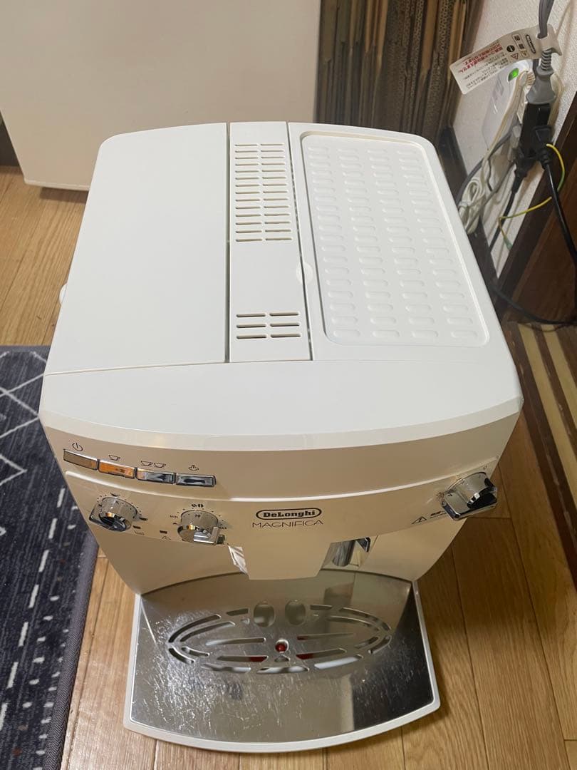 デロンギ　マグニフィカ　全自動コーヒーマシン　ESAM03110w ホワイト