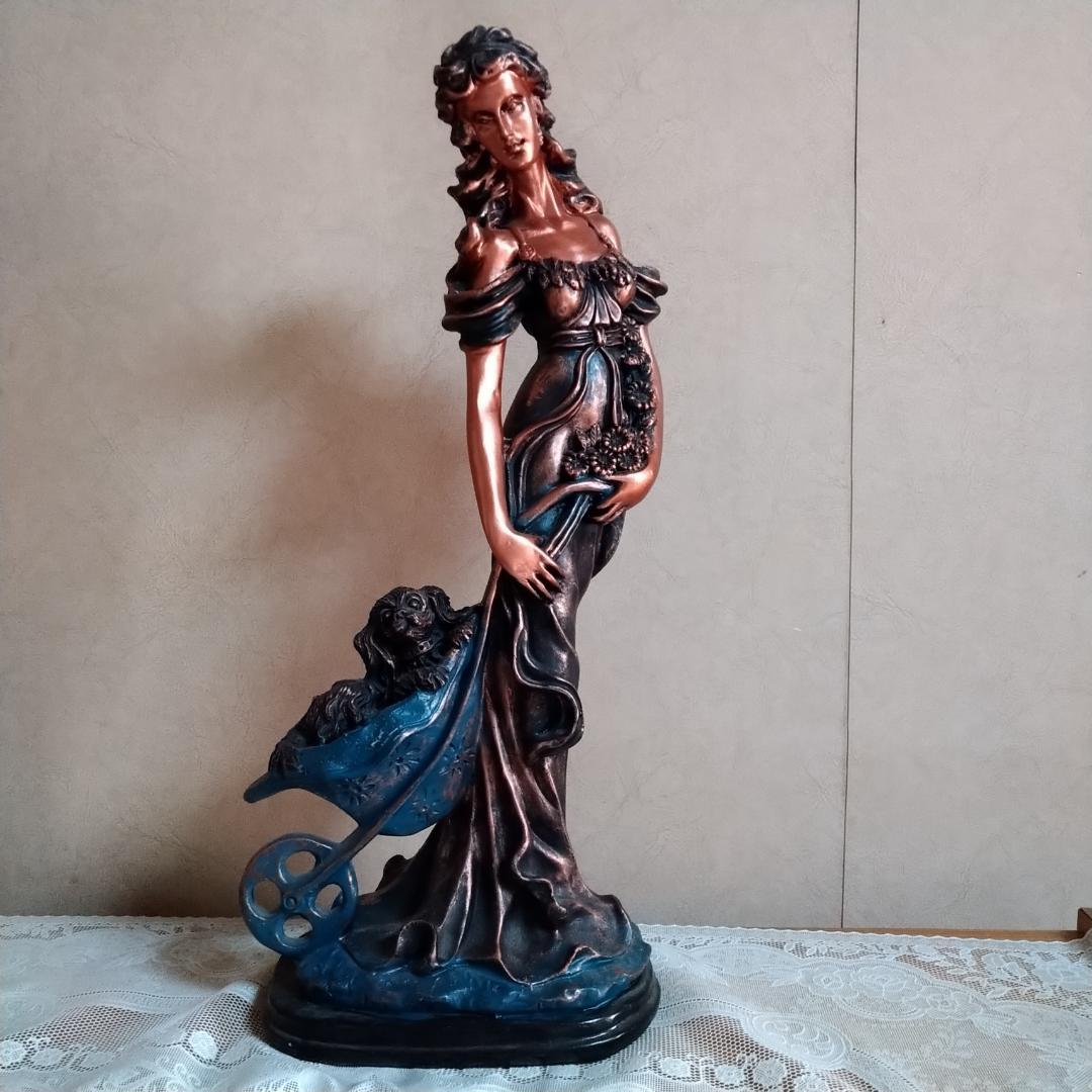 貴婦人と乳母車に乗った子犬