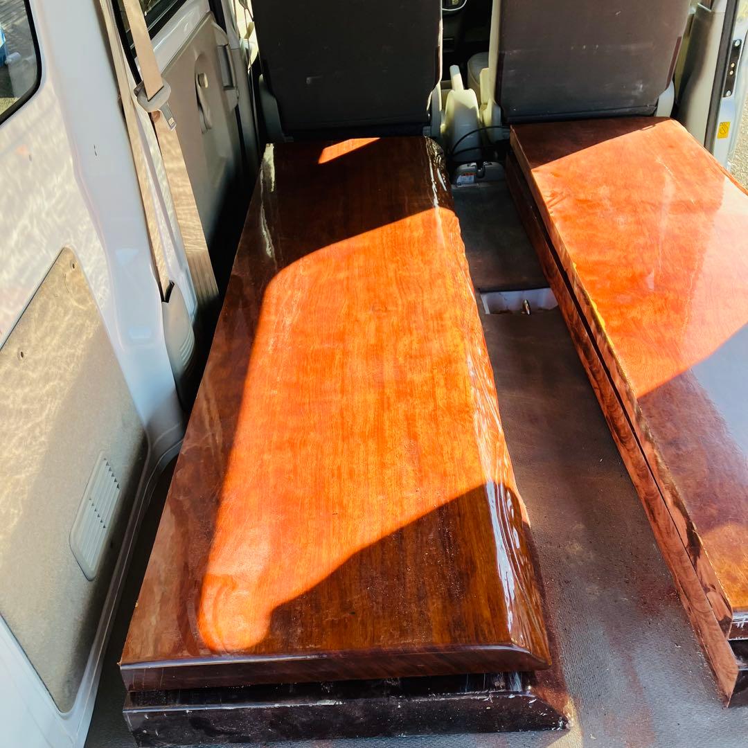 光沢仕上げの木製座卓