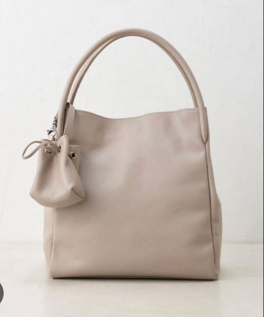 新品　ビアズリー　チャームつきトートバッグ（牛革）ベージュ