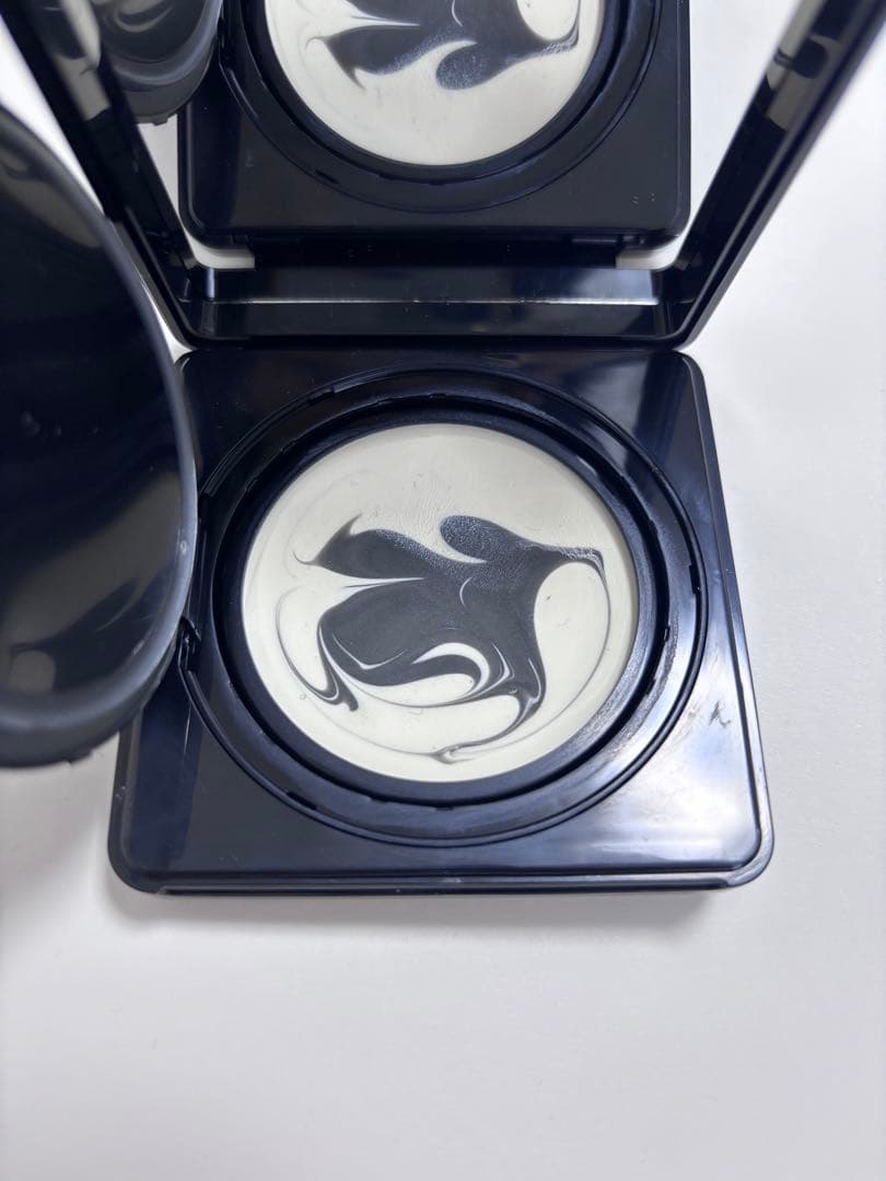 GIVENCHY ソワン ノワール UVコンパクト