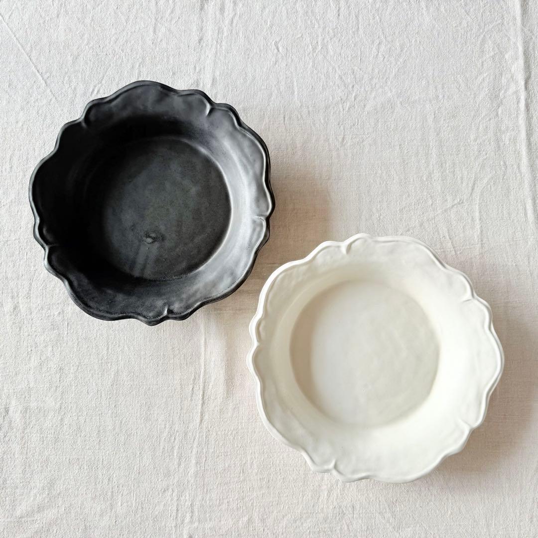 井山三希子さん　レリーフプレート　26cm 白・黒