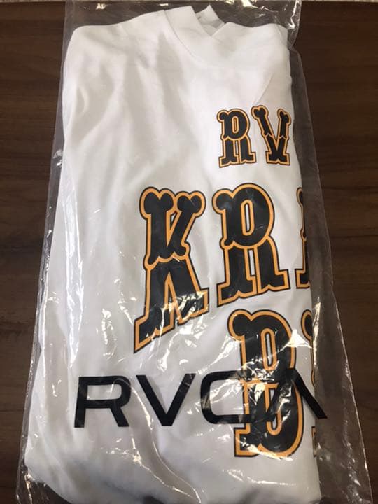 RVCAとCrazy Bee  白Tシャツ 長袖