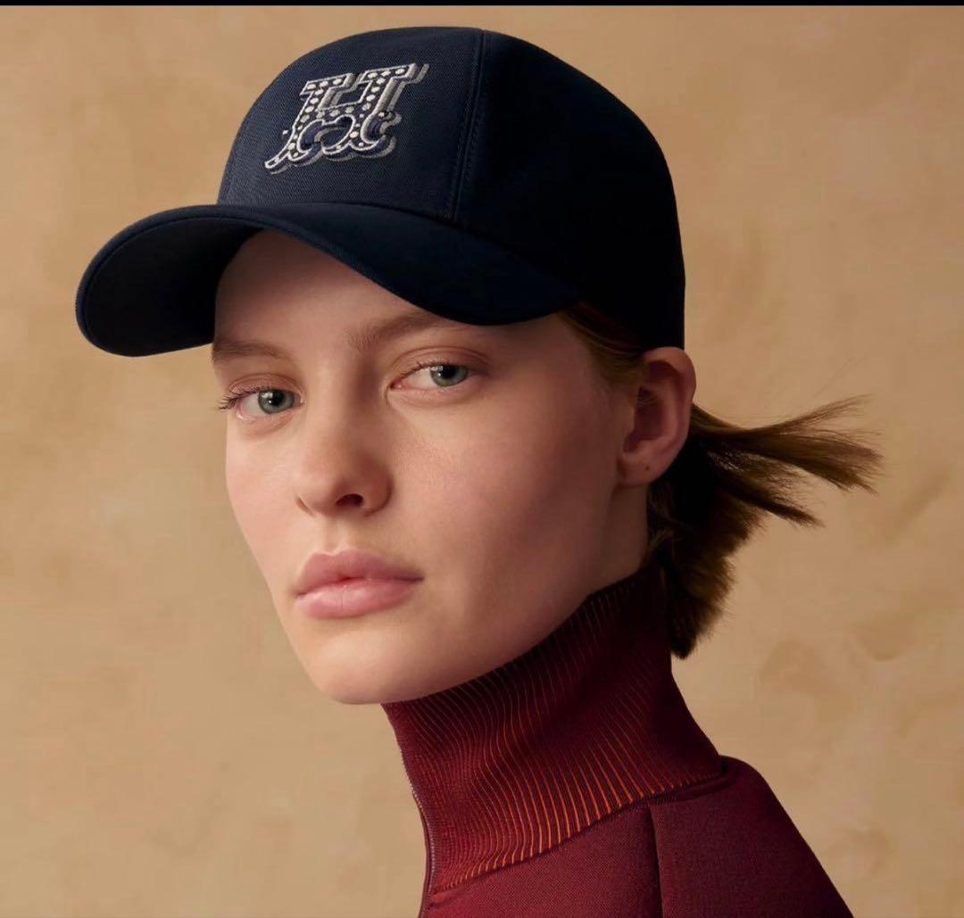 エルメスの2025年秋冬新作ネイビーのセレナ・Hエレクトリックキャップ59サイズ