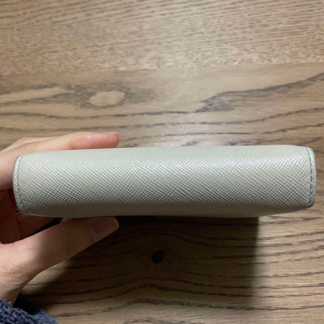 PRADA アイボリー 三つ折り財布　ゴールドロゴ