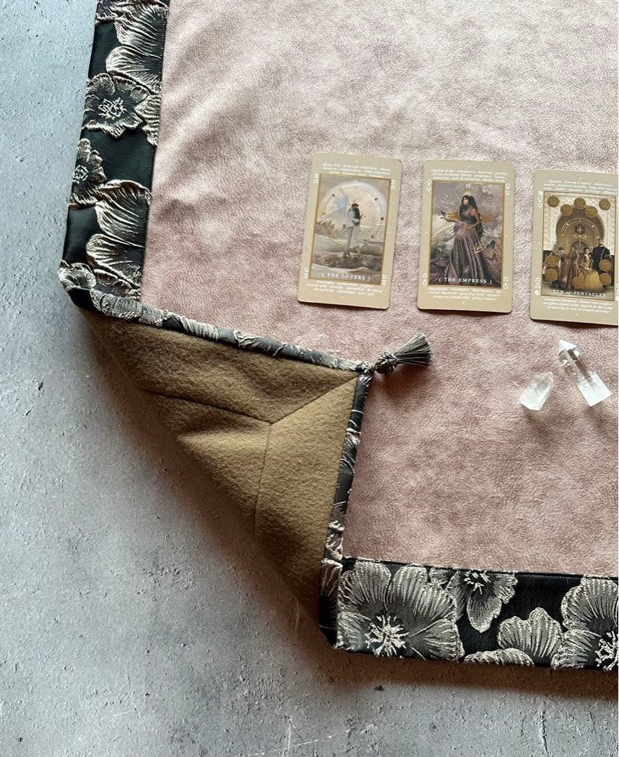 海外製エンボスフラワー生地のタロットクロス ブラック＆ベージュ
