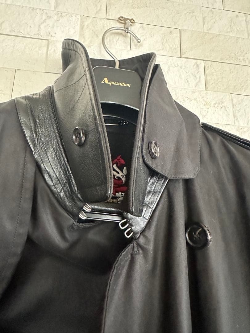 【希少】【極美品】アクアスキュータム トレンチコート 黒 英国製 裏地ストライプ