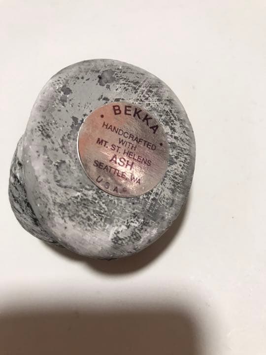 ビンテージのセントヘレナ山(アメリカ)の噴火の灰で作られたハンドメイドの小物たち