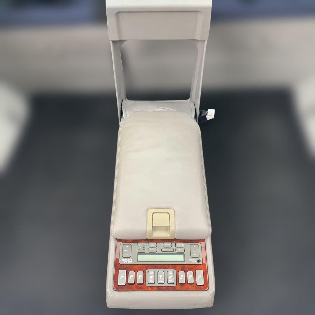 トヨタ　セルシオ　30 後期　純正リアセンターコンソールスイッチ付き　中古品