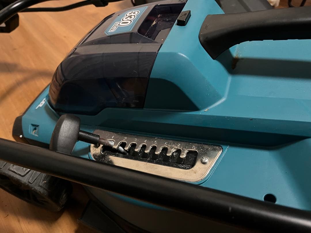 マキタ MLM330DZ 18V 充電式芝刈機 330mm バッテリー充電器なし