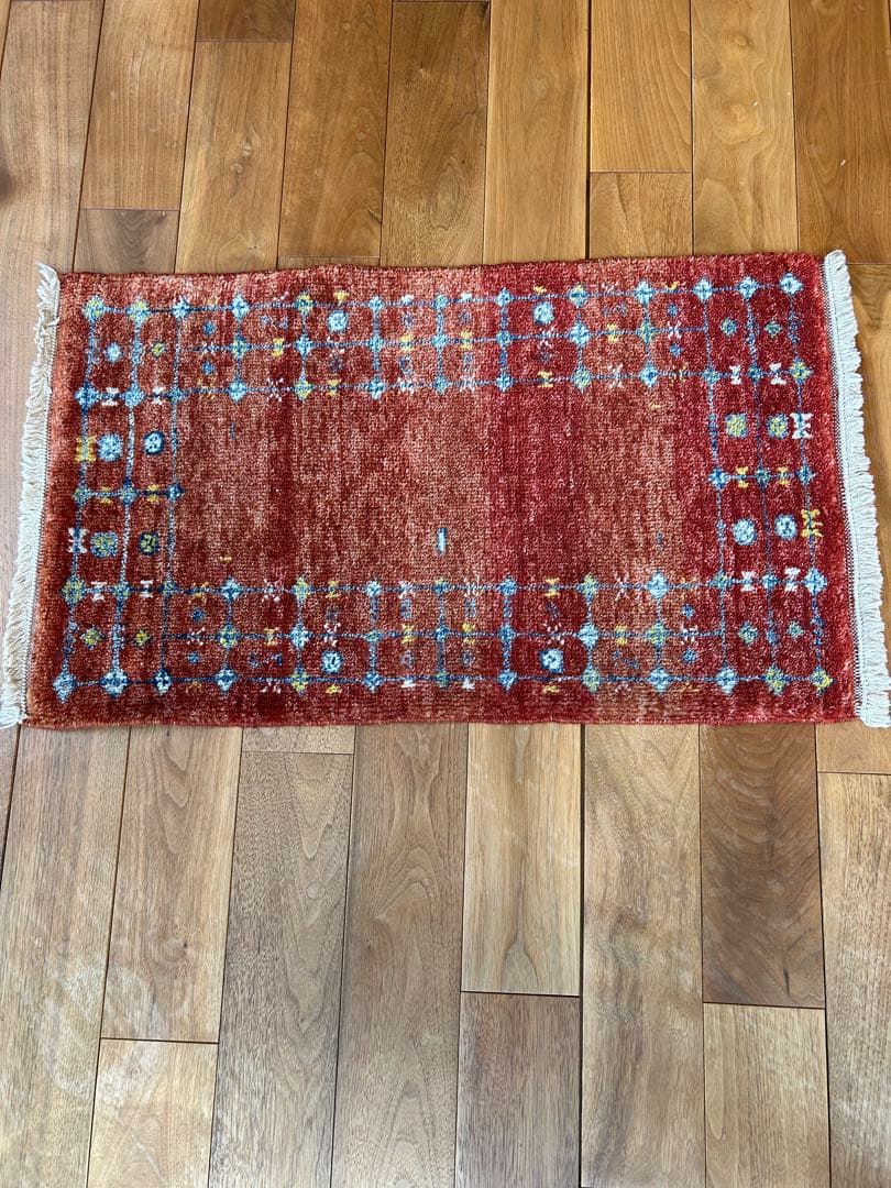 幾何学模様の赤いラグ 約45cm x 75cm