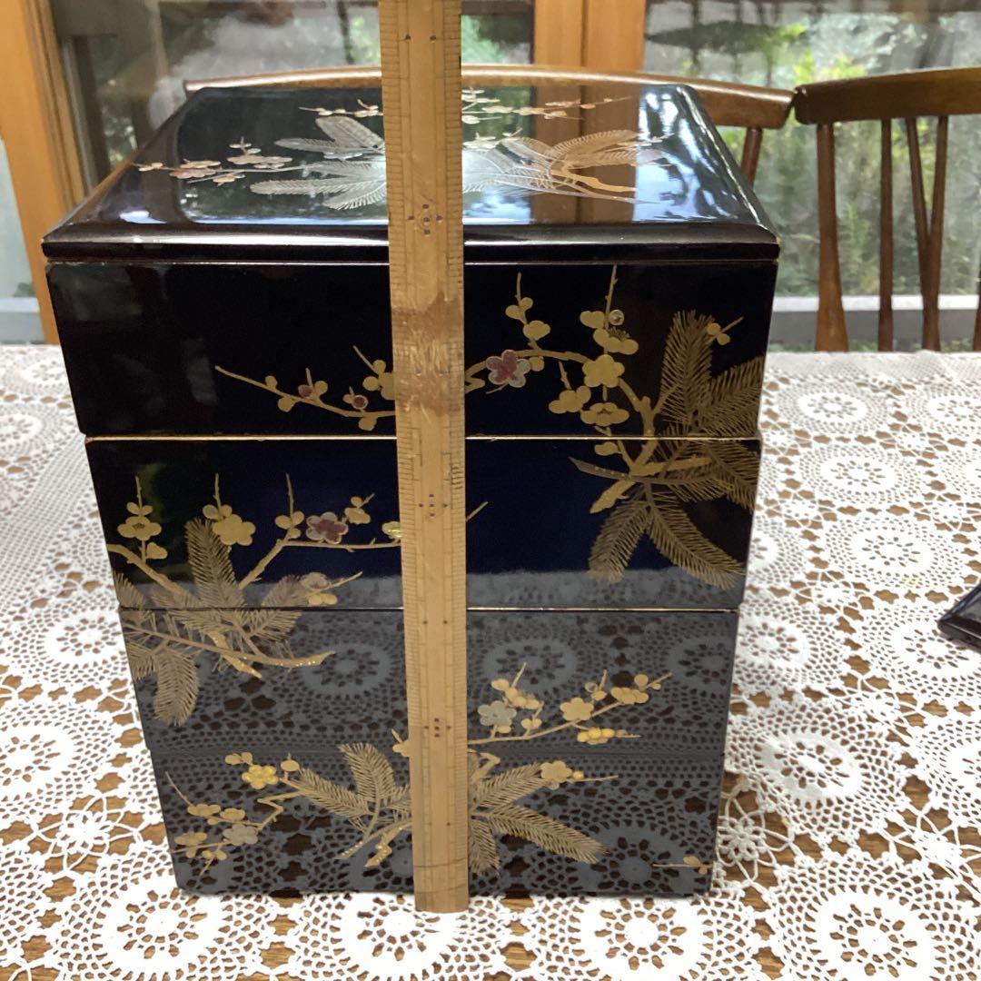 k2f-4 黒色重箱 4段 金箔装飾　漆器　年代物　松竹梅　縁起物