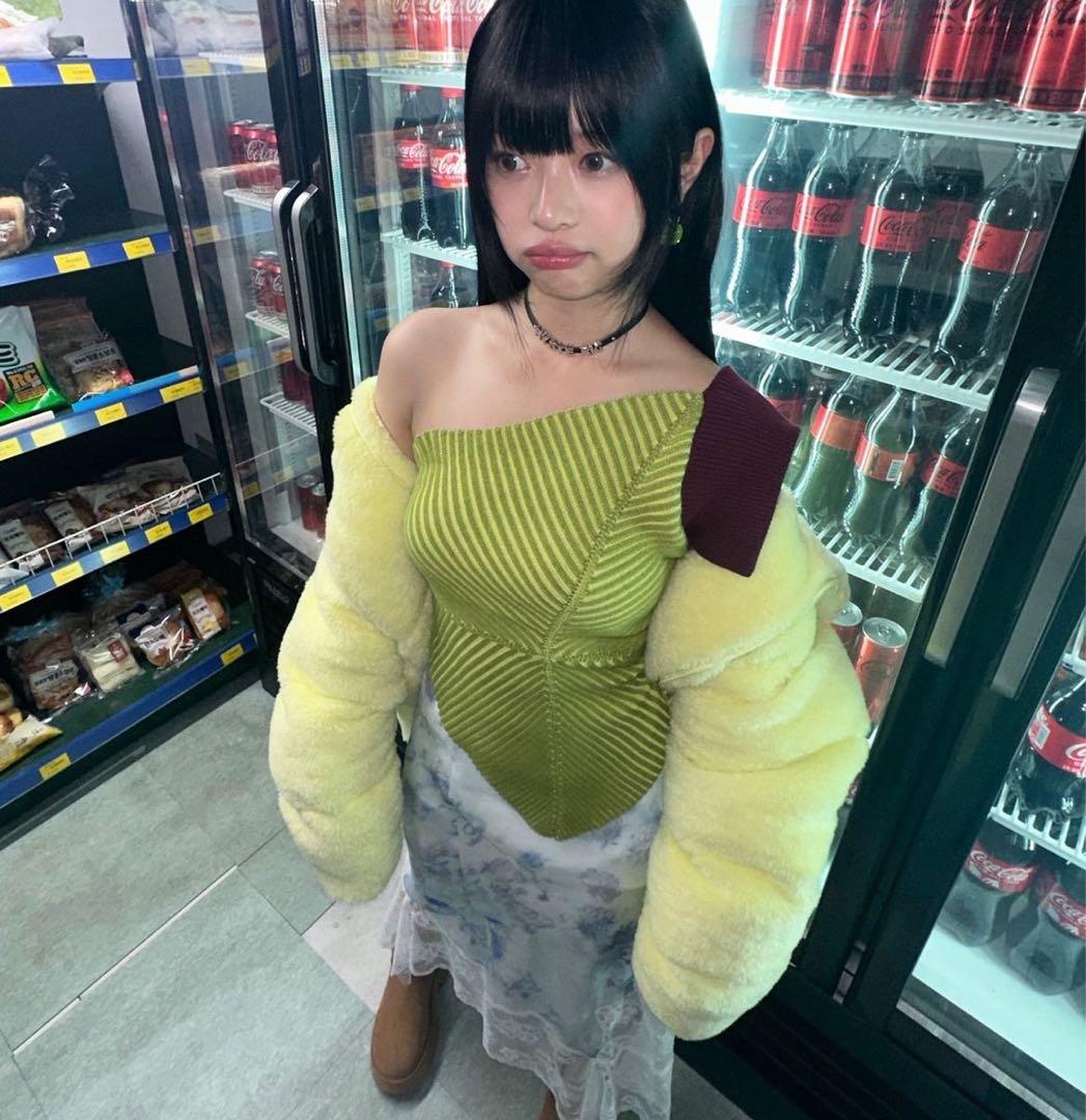 paula canovas del vas newjeans ハニ着用 トップス