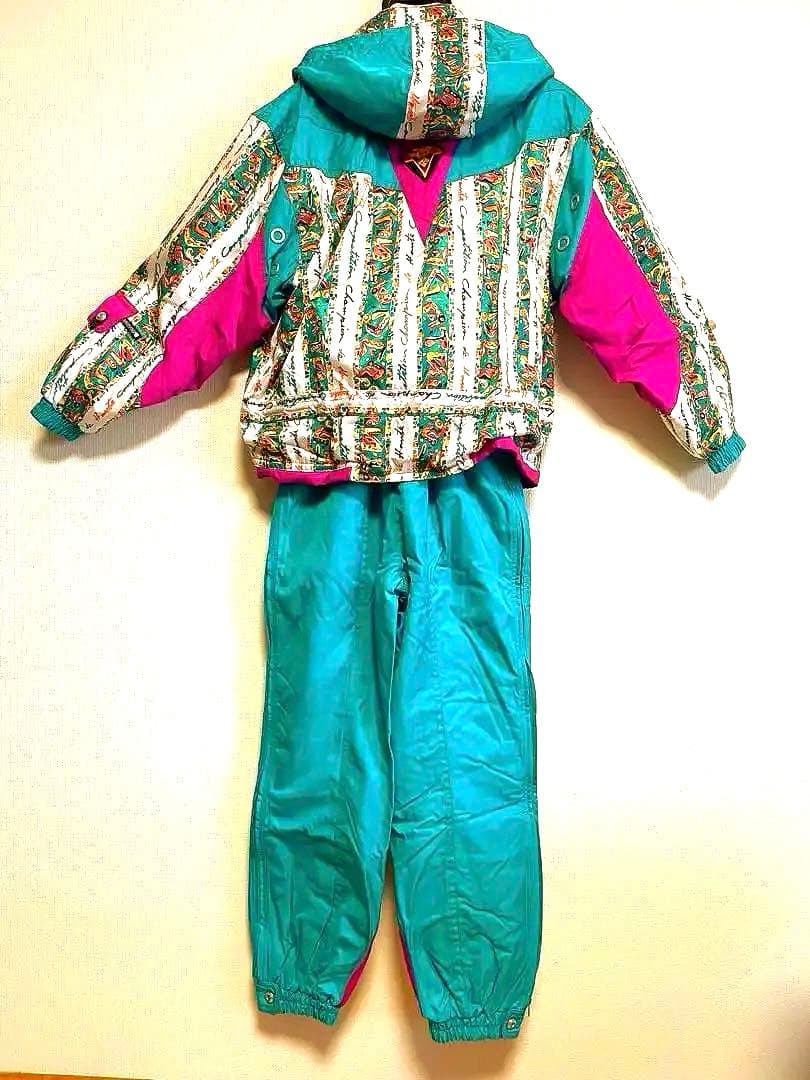 ホワイトゲレンデに映える鮮やかなグリーンのスキーウェア