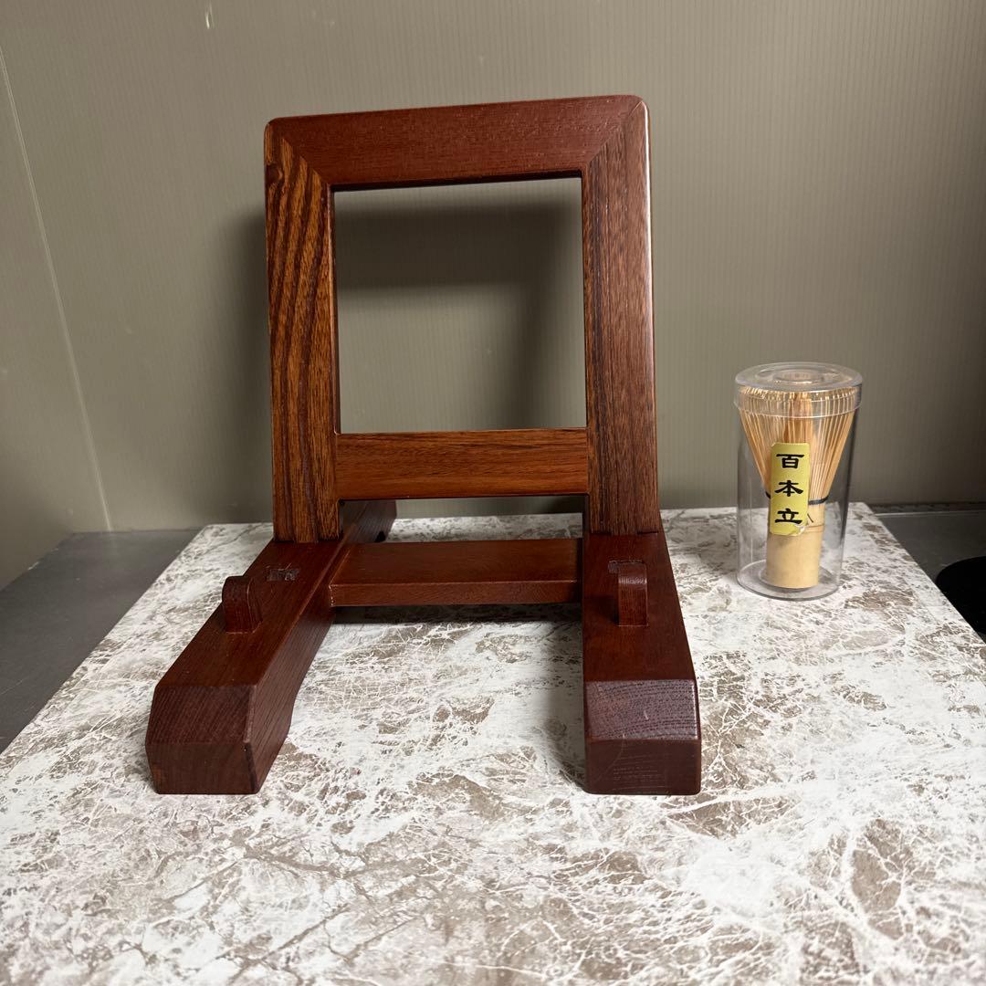 新品、皿立て、　　高さ、25.センチ。