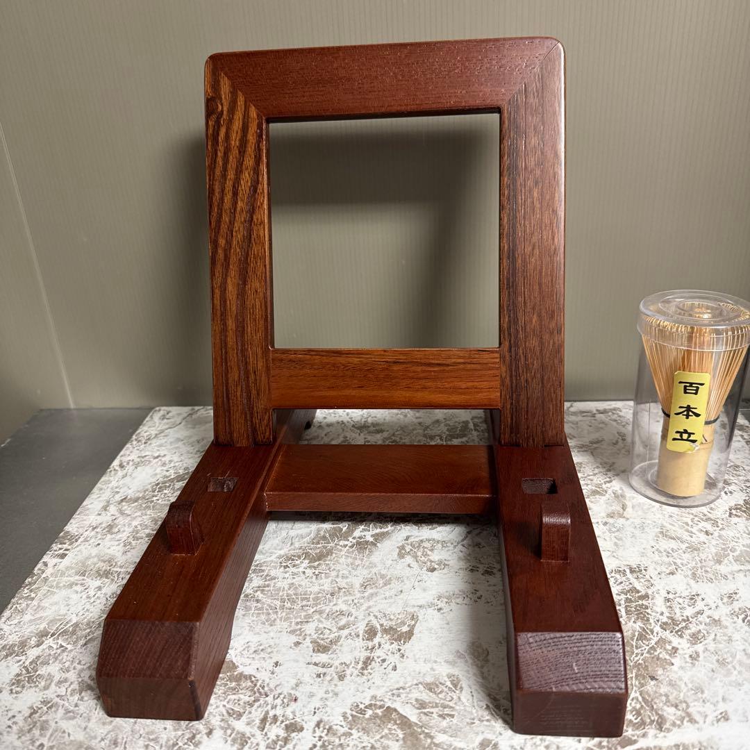 新品、皿立て、　　高さ、25.センチ。