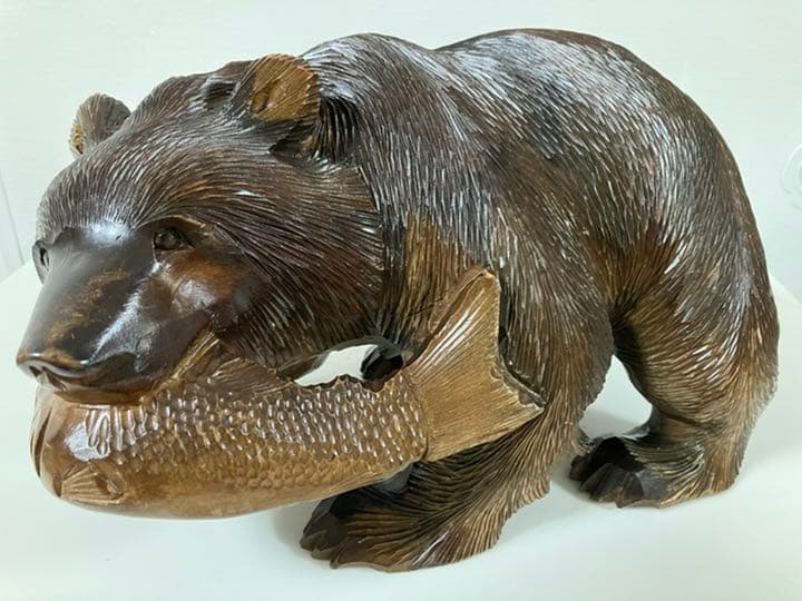 アイヌの彫刻家の作品で繊細な彫刻のノミ跡が特色です。親子熊2個での価格です。