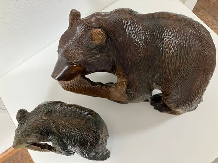 アイヌの彫刻家の作品で繊細な彫刻のノミ跡が特色です。親子熊2個での価格です。