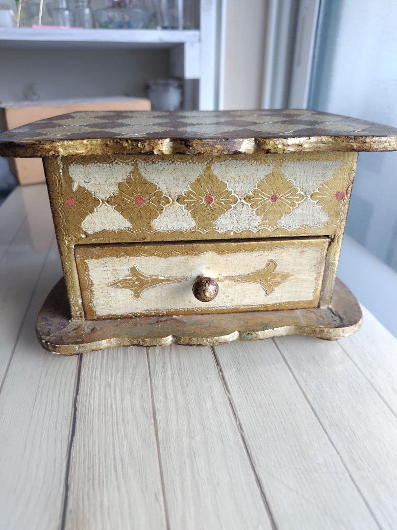 イタリアヴィンテージ　装飾的な金色の木製ボックス