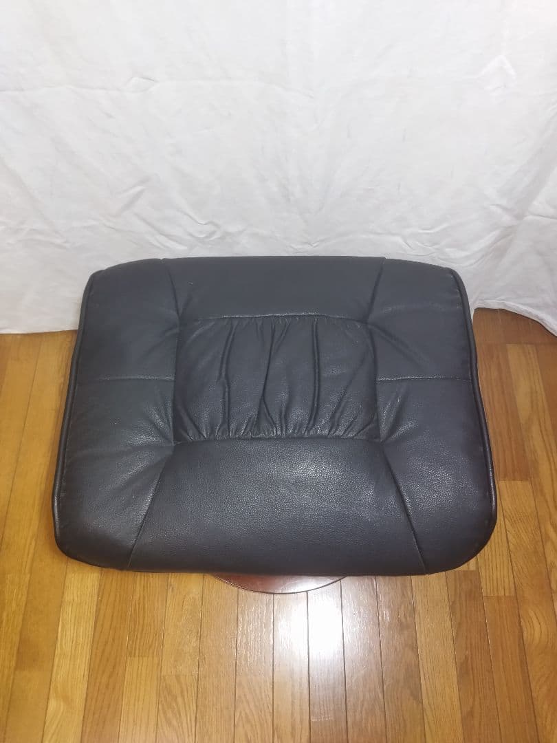 黒い牛革製オットマン