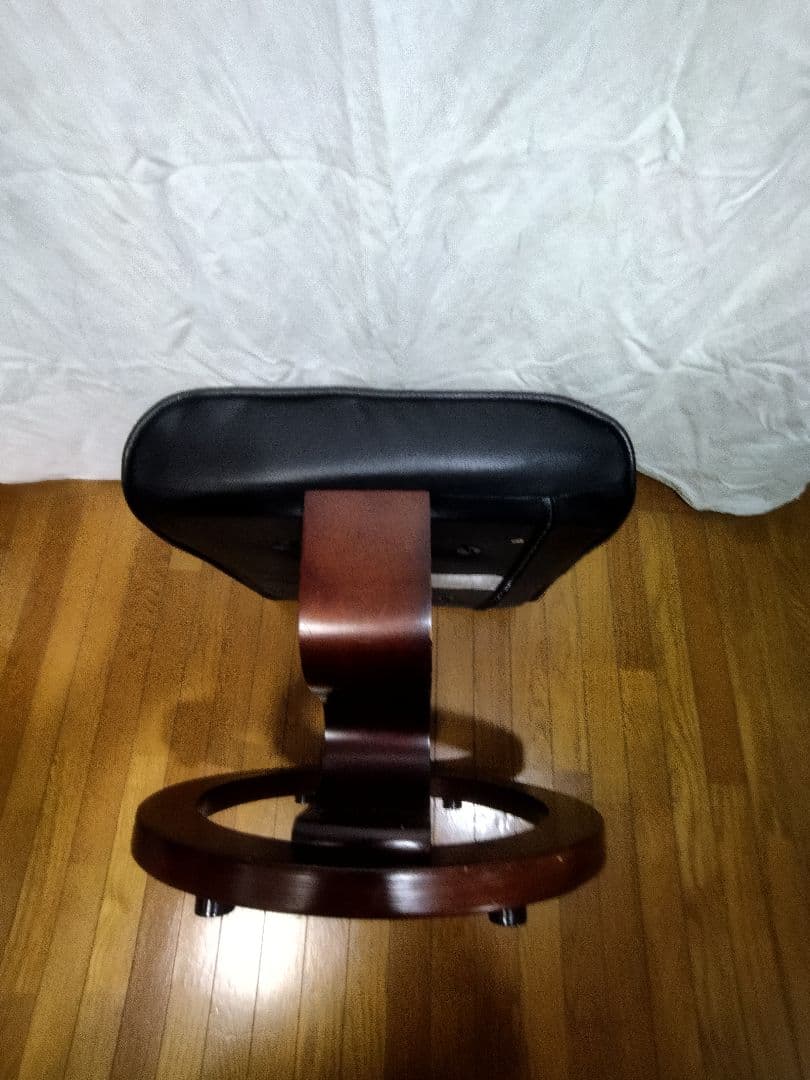 黒い牛革製オットマン