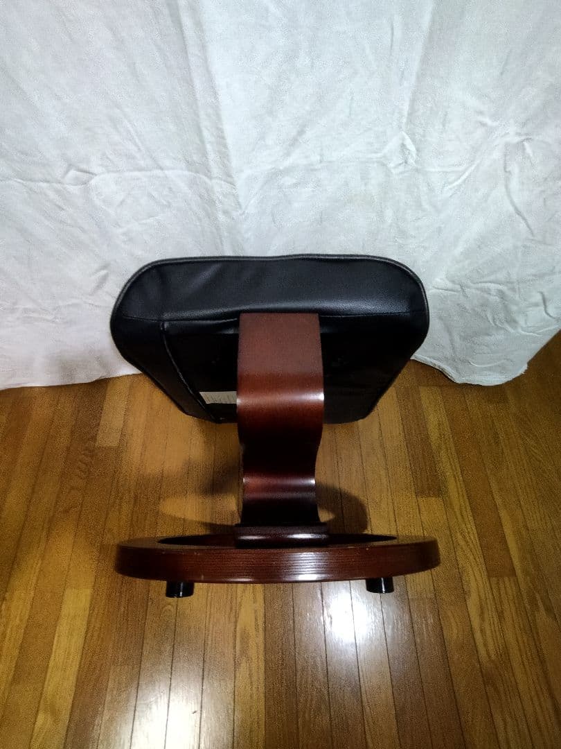 黒い牛革製オットマン