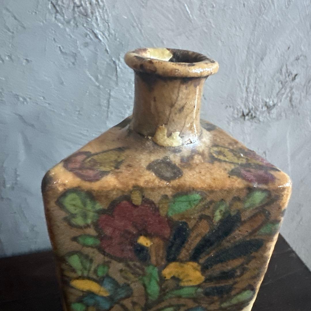 ヴィンテージ　花柄装飾の陶器瓶