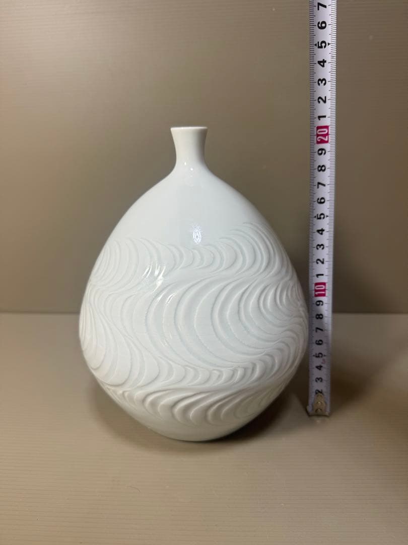 2213 藤井朱明 白磁 流水彫文 花瓶