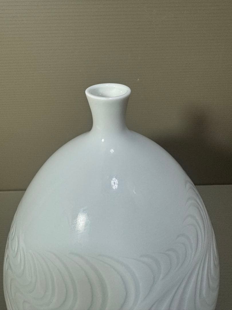 2213 藤井朱明 白磁 流水彫文 花瓶
