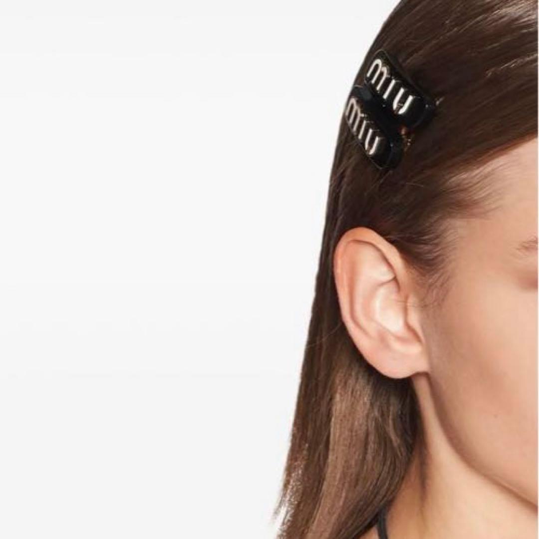 miu miu ロゴ入りヘアピン ブラック