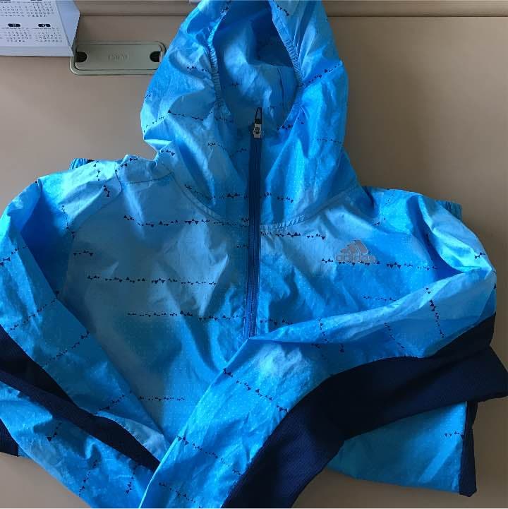 アディダス ウインドブレーカー上