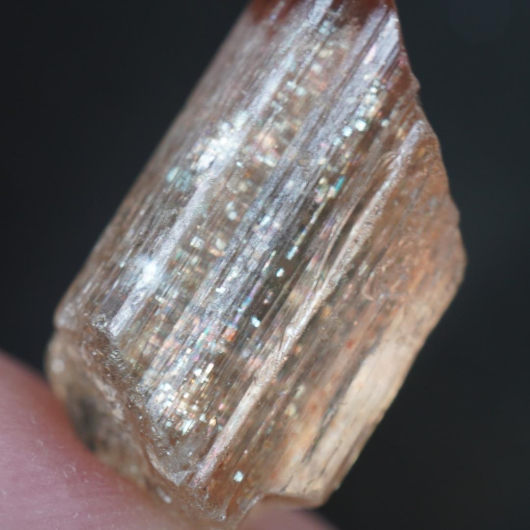 サンストーンスキャポライト　結晶　原石　タンザニア産